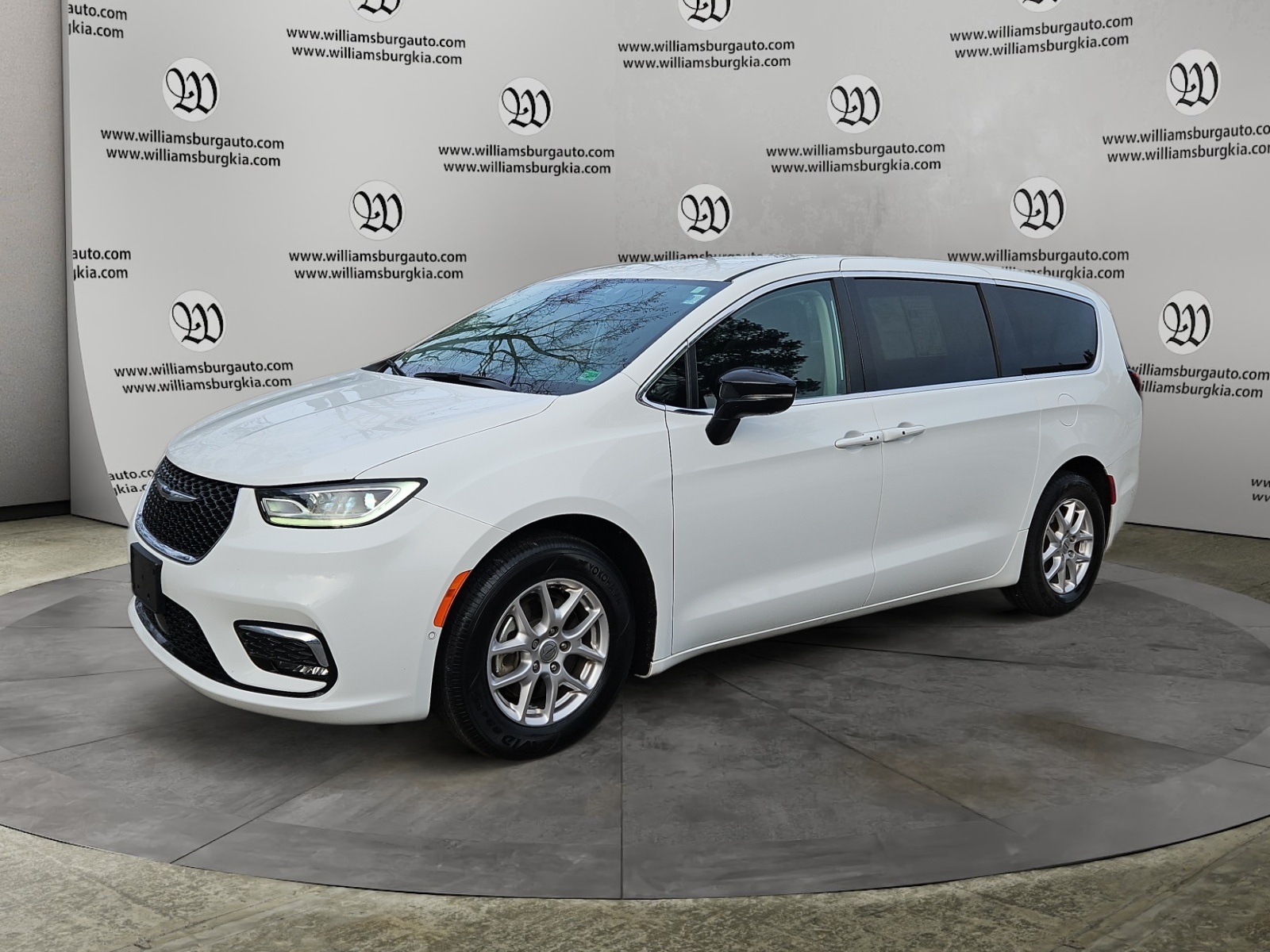 2024 Chrysler Pacifica Touring L's photo