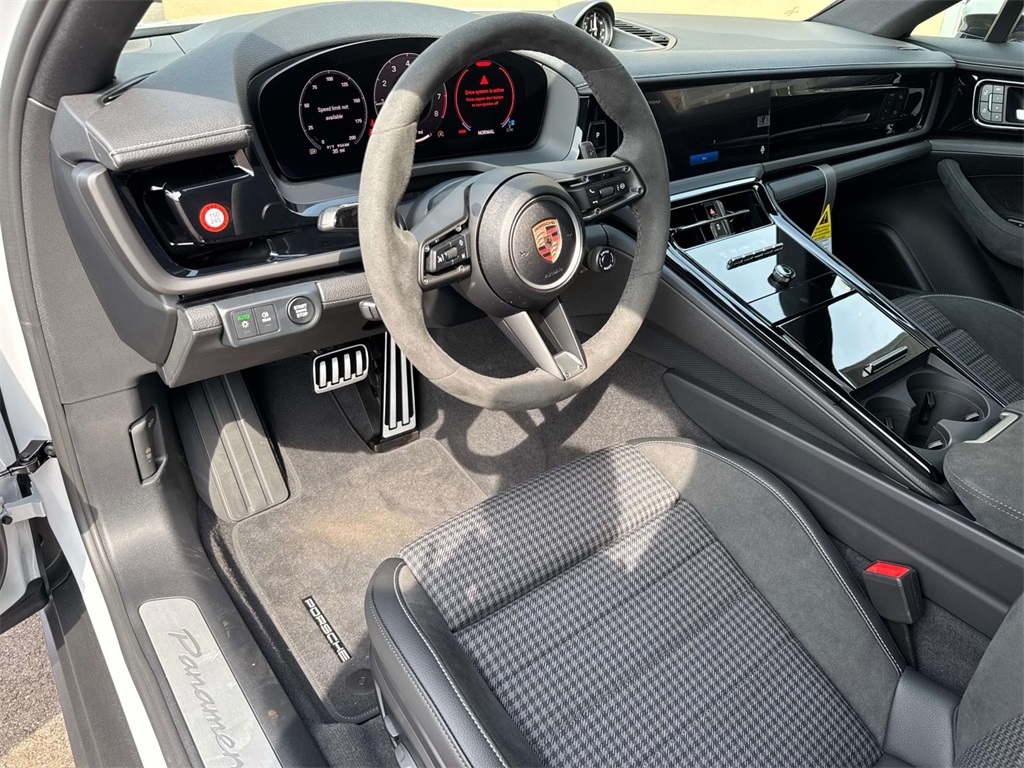 2025 Porsche Panamera 4 photo 4