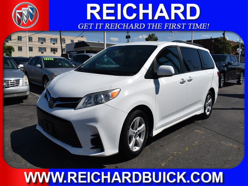 2020 Toyota Sienna LE's photo