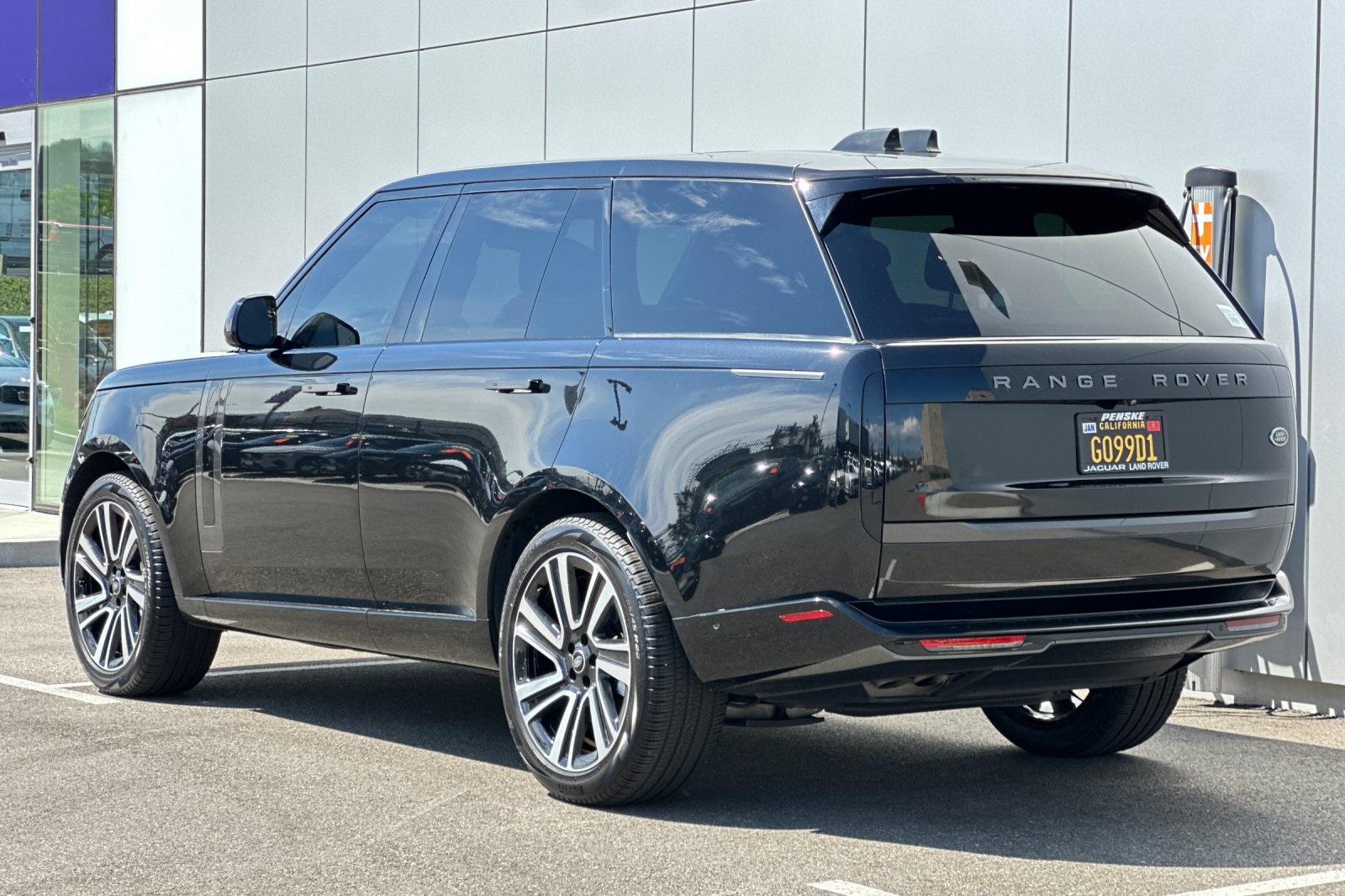 2023 Land Rover Range Rover SE photo 3