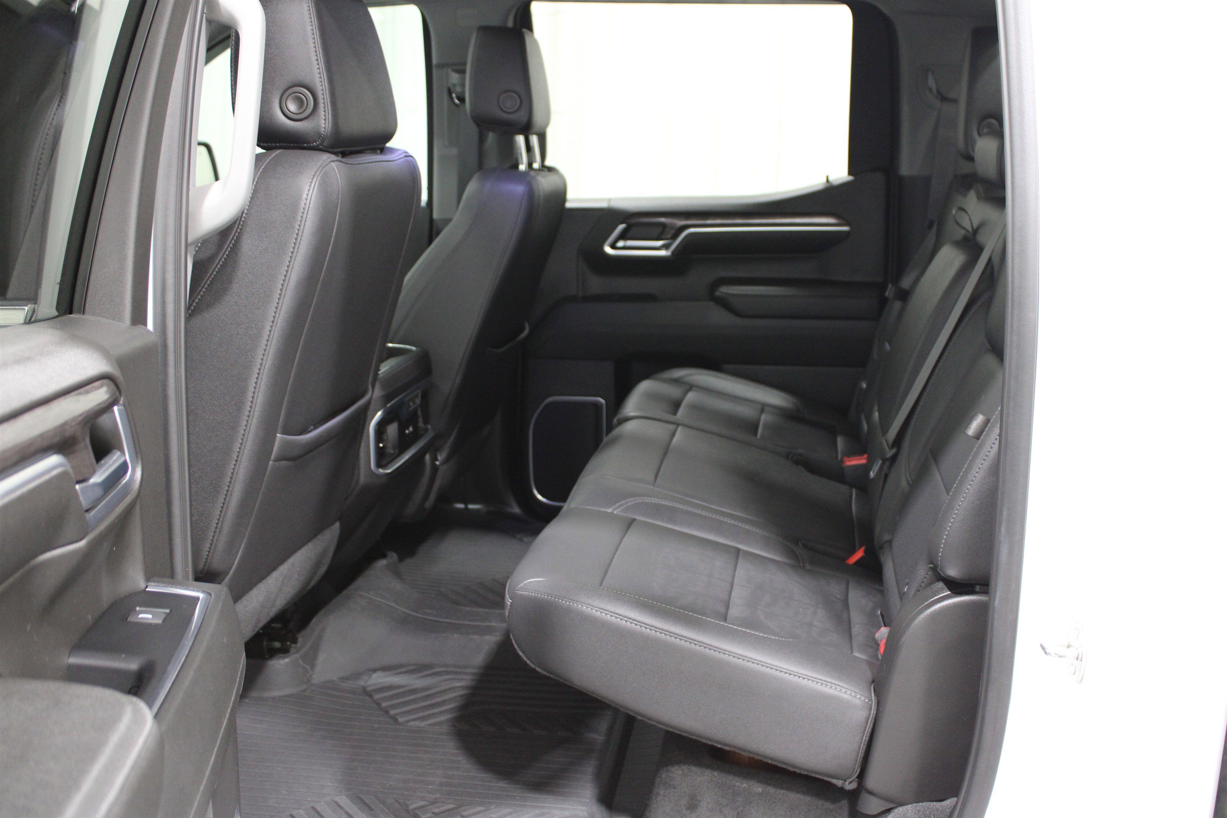 2023 Chevrolet Silverado 1500 LTZ photo 3
