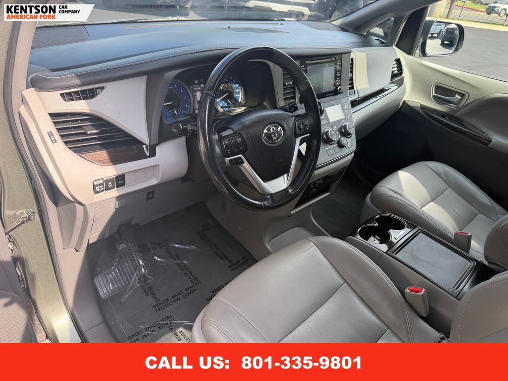 2019 Toyota Sienna XLE photo 30