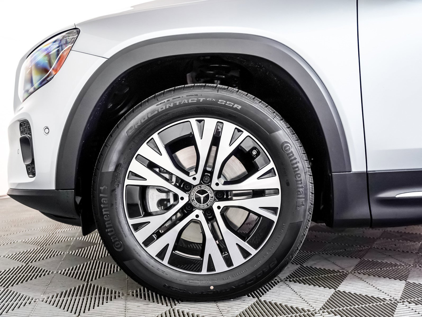 2025 Mercedes Benz GLB 250 4MATIC photo 4