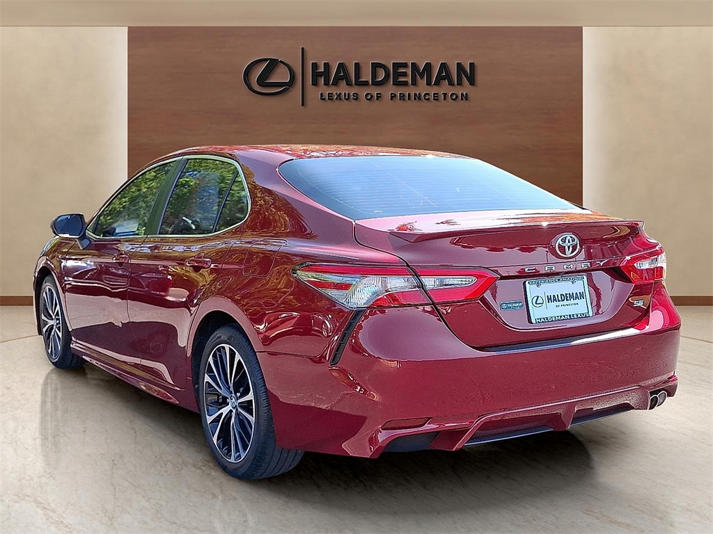 2018 Toyota Camry SE photo 3
