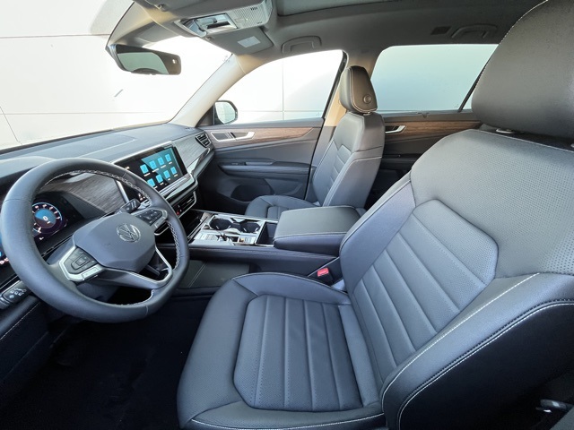 2025 Volkswagen Atlas SEL photo 2