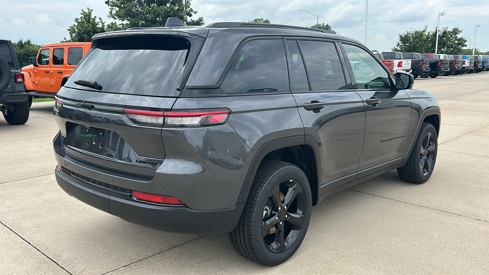2025 Jeep Grand Cherokee Limited photo 3