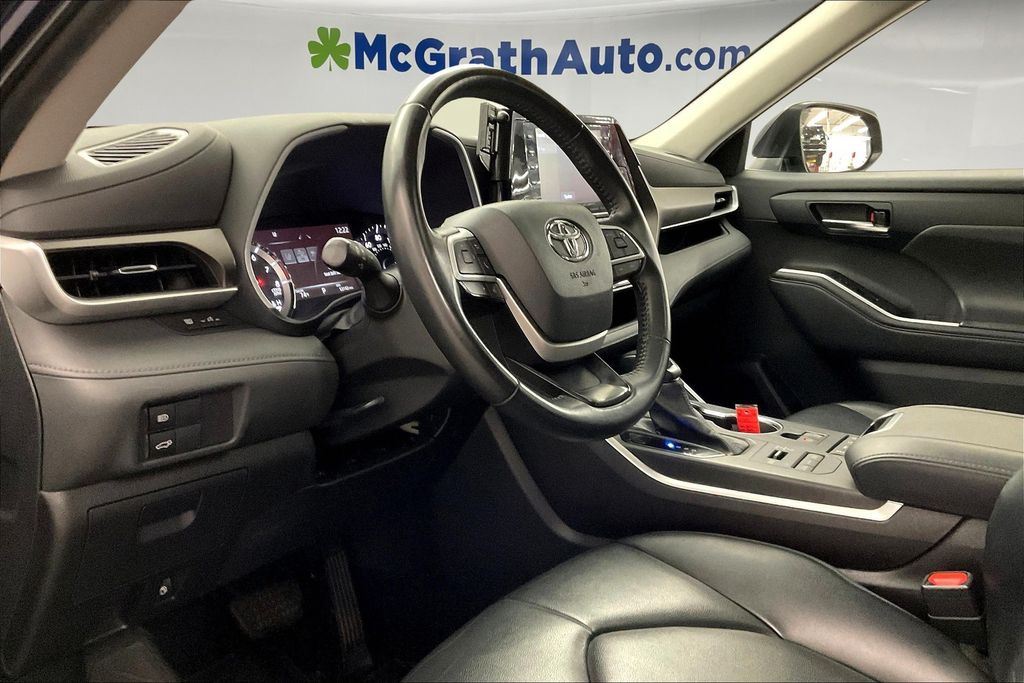 2022 Toyota Highlander XLE photo 14