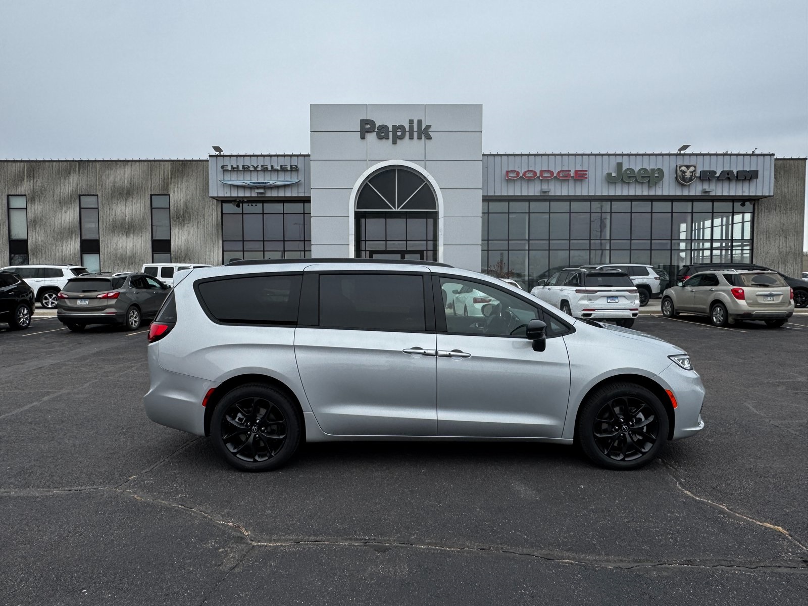 2026 Chrysler Pacifica Limited's photo
