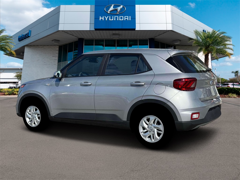 2026 Hyundai Venue SE photo 3