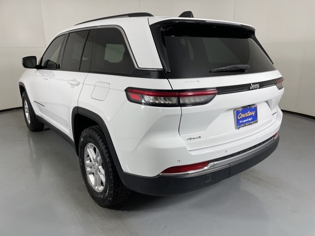 2023 Jeep Grand Cherokee Laredo photo 3