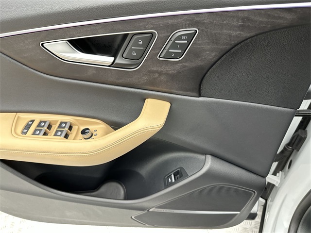 2025 Audi Q8 55 Premium Plus photo 4