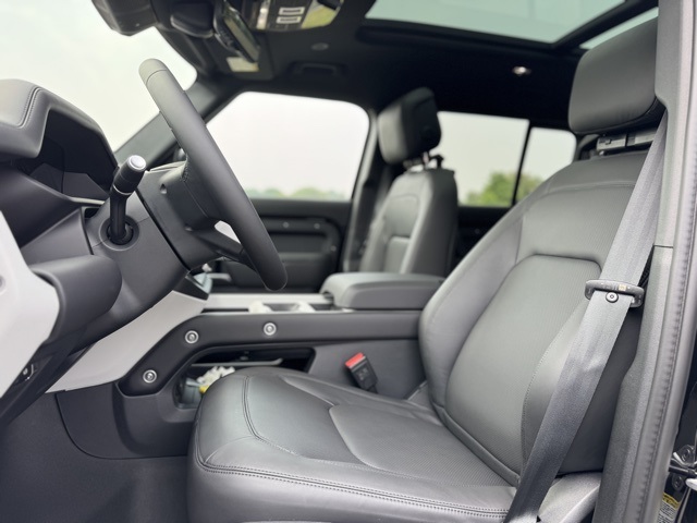 2025 Land Rover Defender 130 X-Dynamic SE photo 14