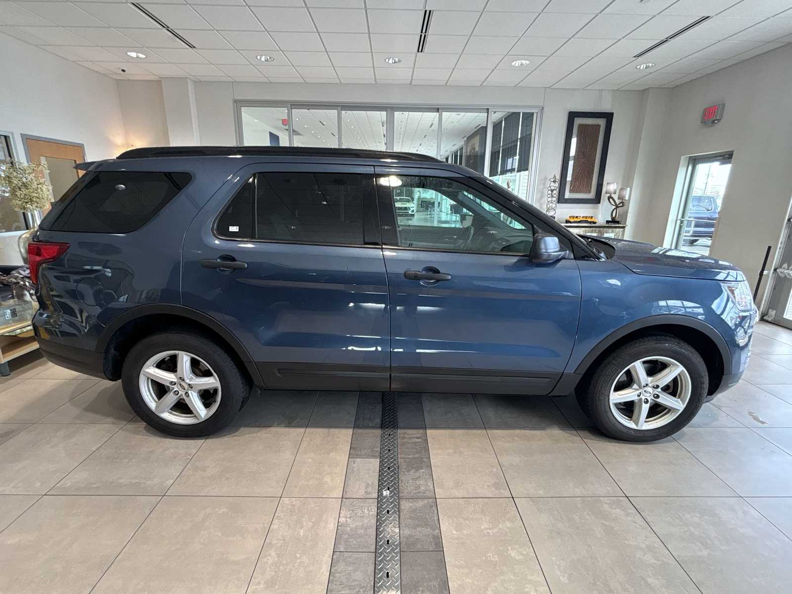 2018 Ford Explorer Base photo 2