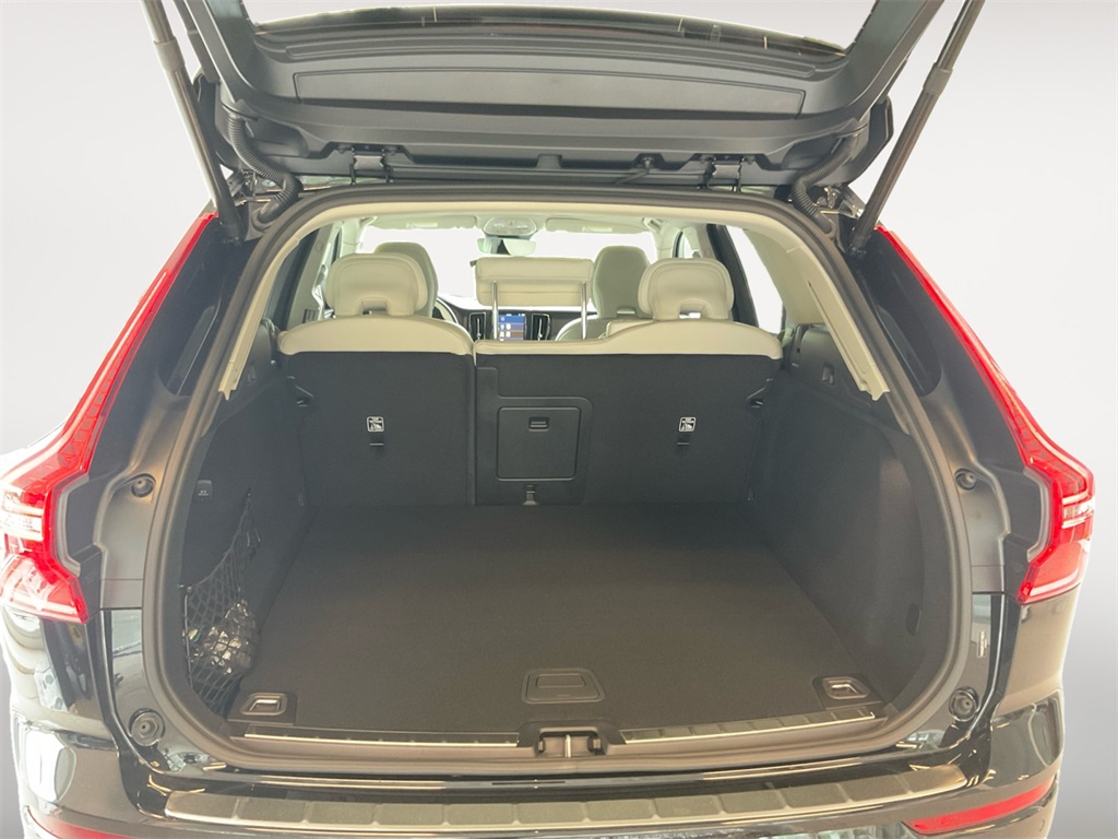 2025 Volvo XC60 Recharge Hybrid T8 Plus photo 10