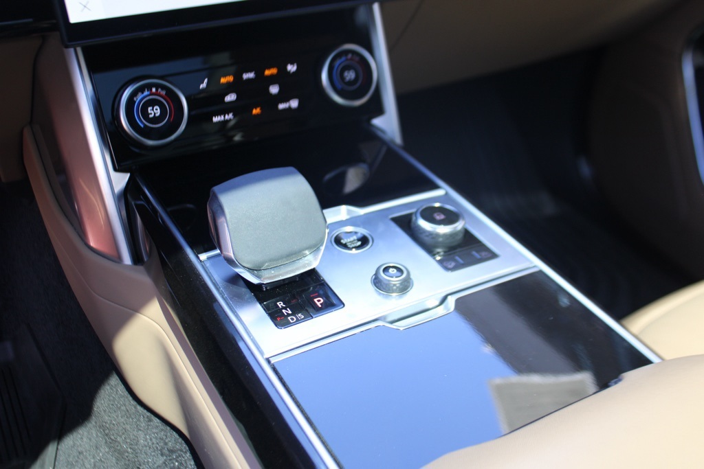 2023 Land Rover Range Rover SE photo 19