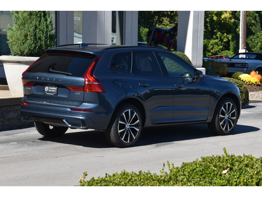 2025 Volvo XC60 B5 Plus photo 4