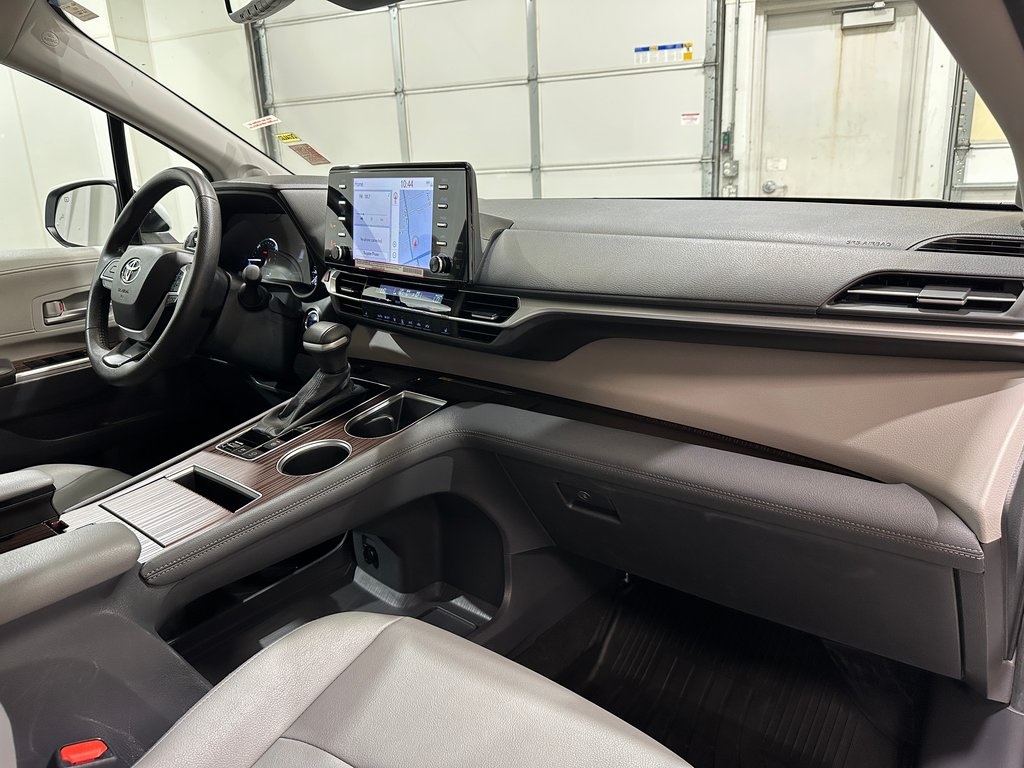 2024 Toyota Sienna XLE photo 28