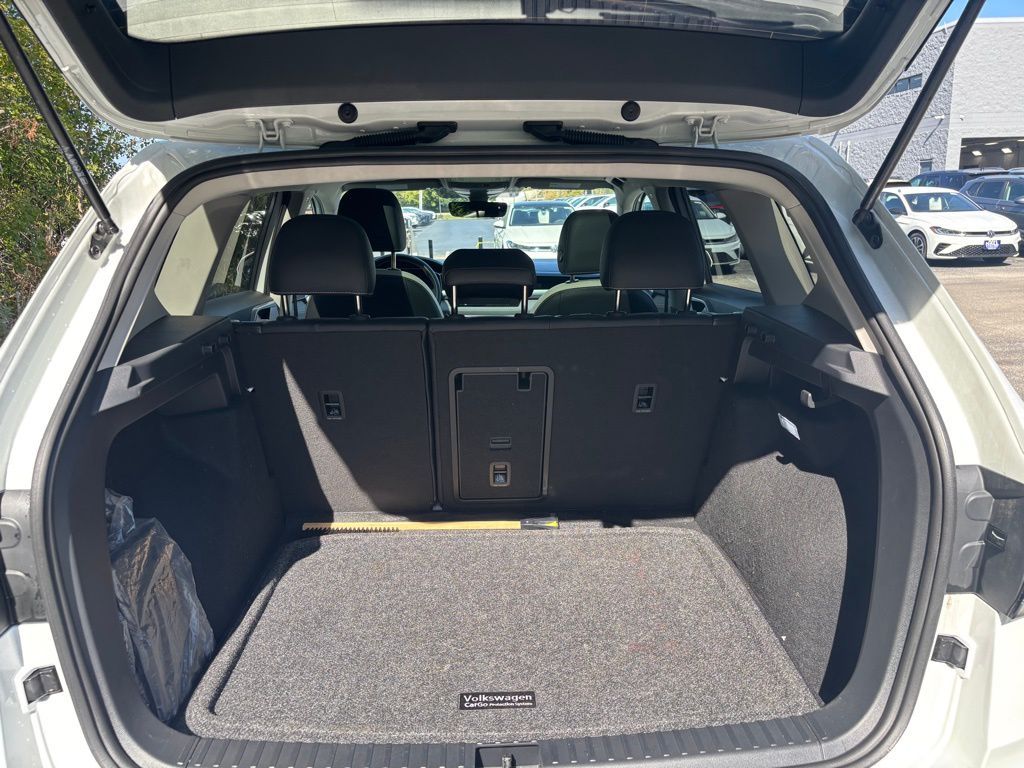 2025 Volkswagen Taos SE photo 21
