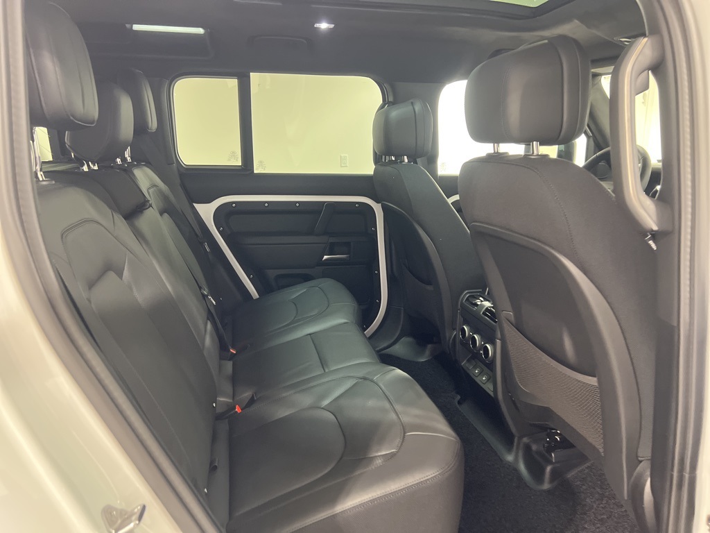 2025 Land Rover Defender 110 V8 photo 24