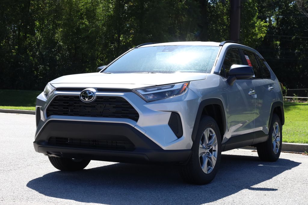 2025 Toyota RAV4 LE's photo