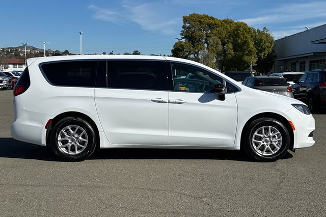 2025 Chrysler Voyager LX photo 3