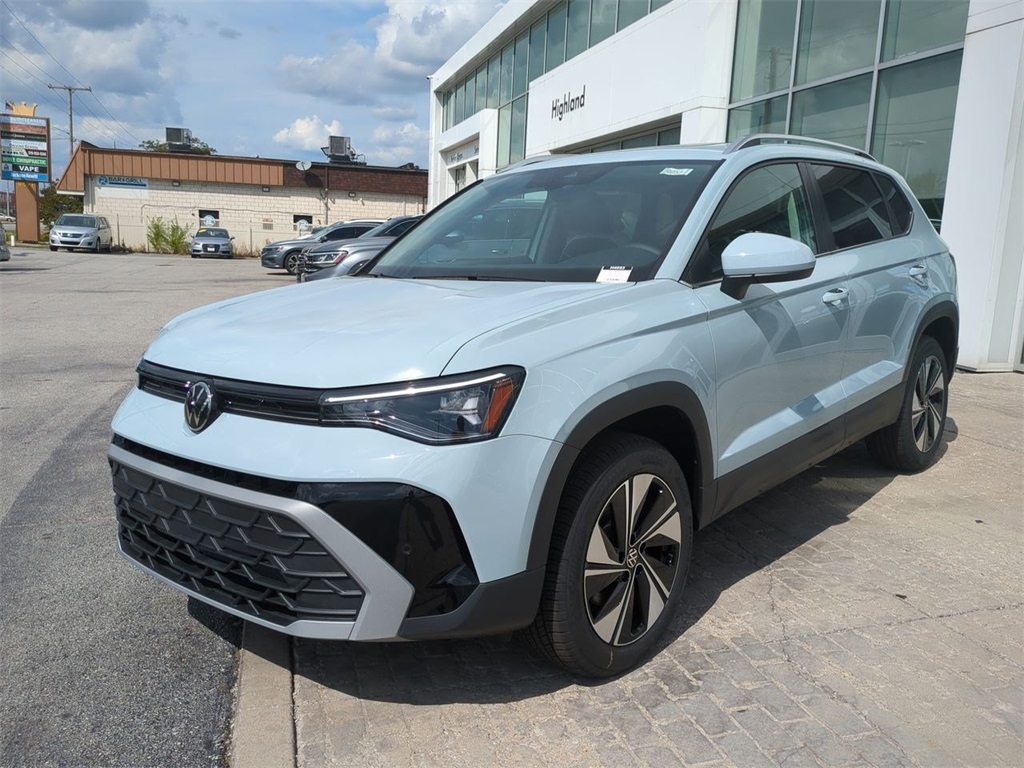 2025 Volkswagen Taos SE photo 3