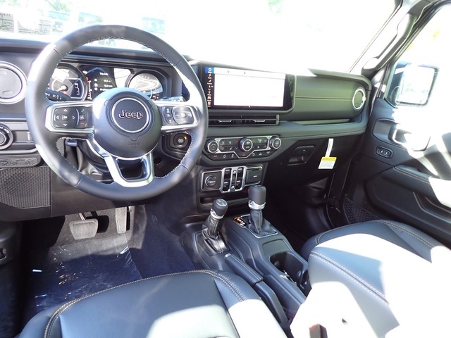 2025 Jeep Wrangler Sahara photo 11