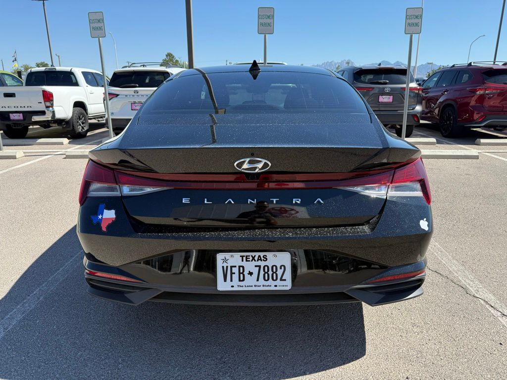 2023 Hyundai Elantra SEL photo 3
