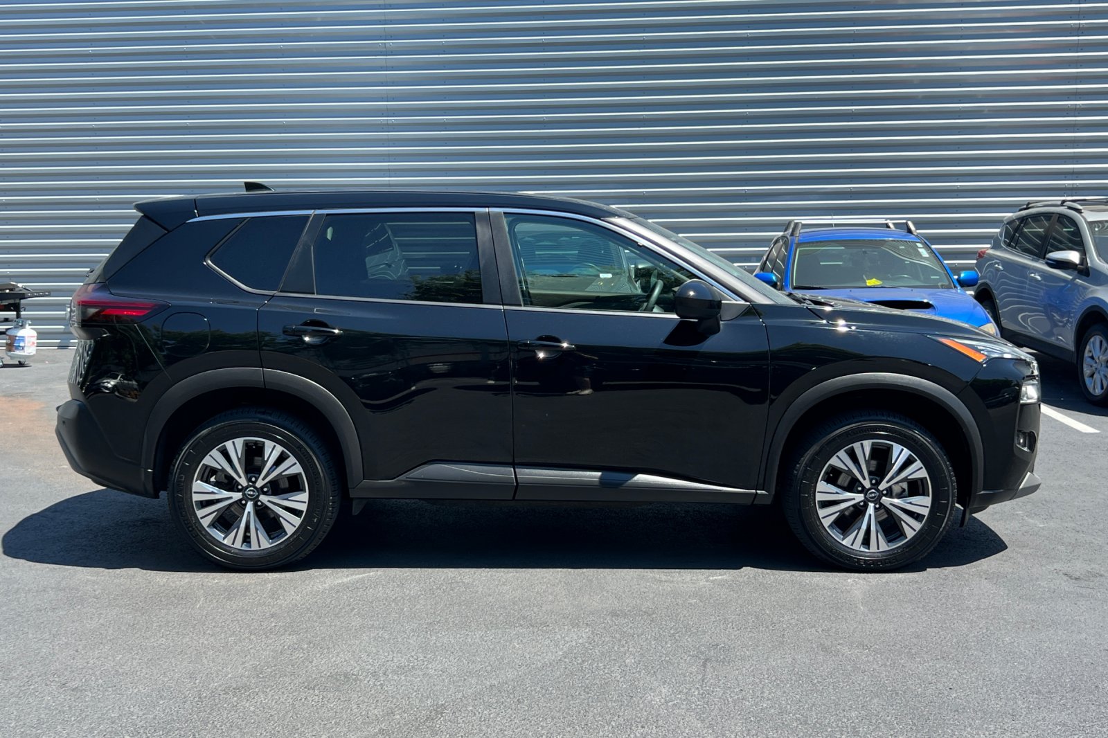 2023 Nissan Rogue SV photo 2