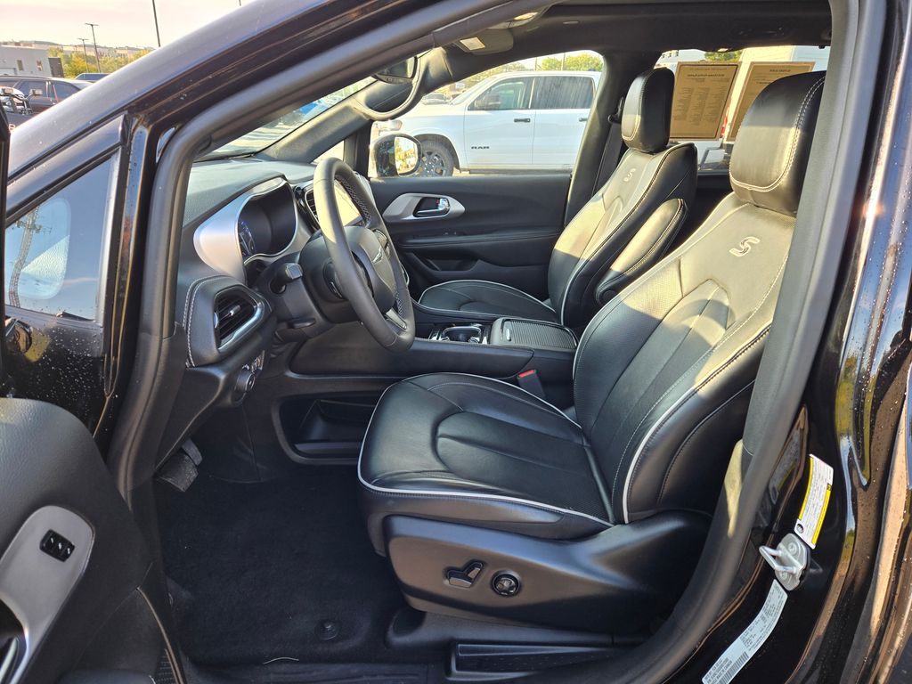 2025 Chrysler Pacifica Limited photo 13