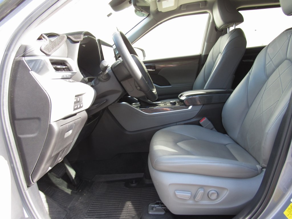 2022 Toyota Highlander Platinum photo 10