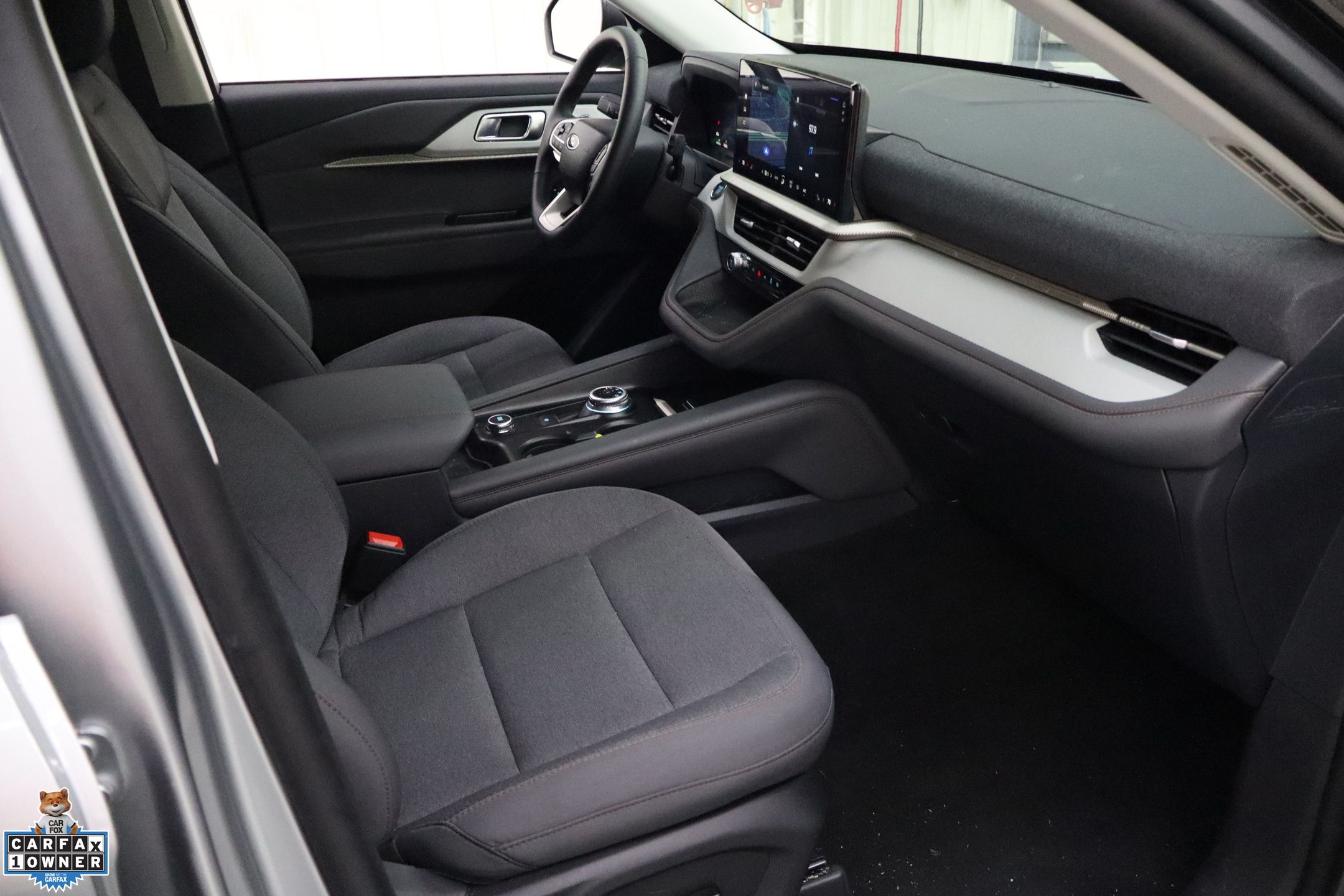 2025 Ford Explorer photo 30