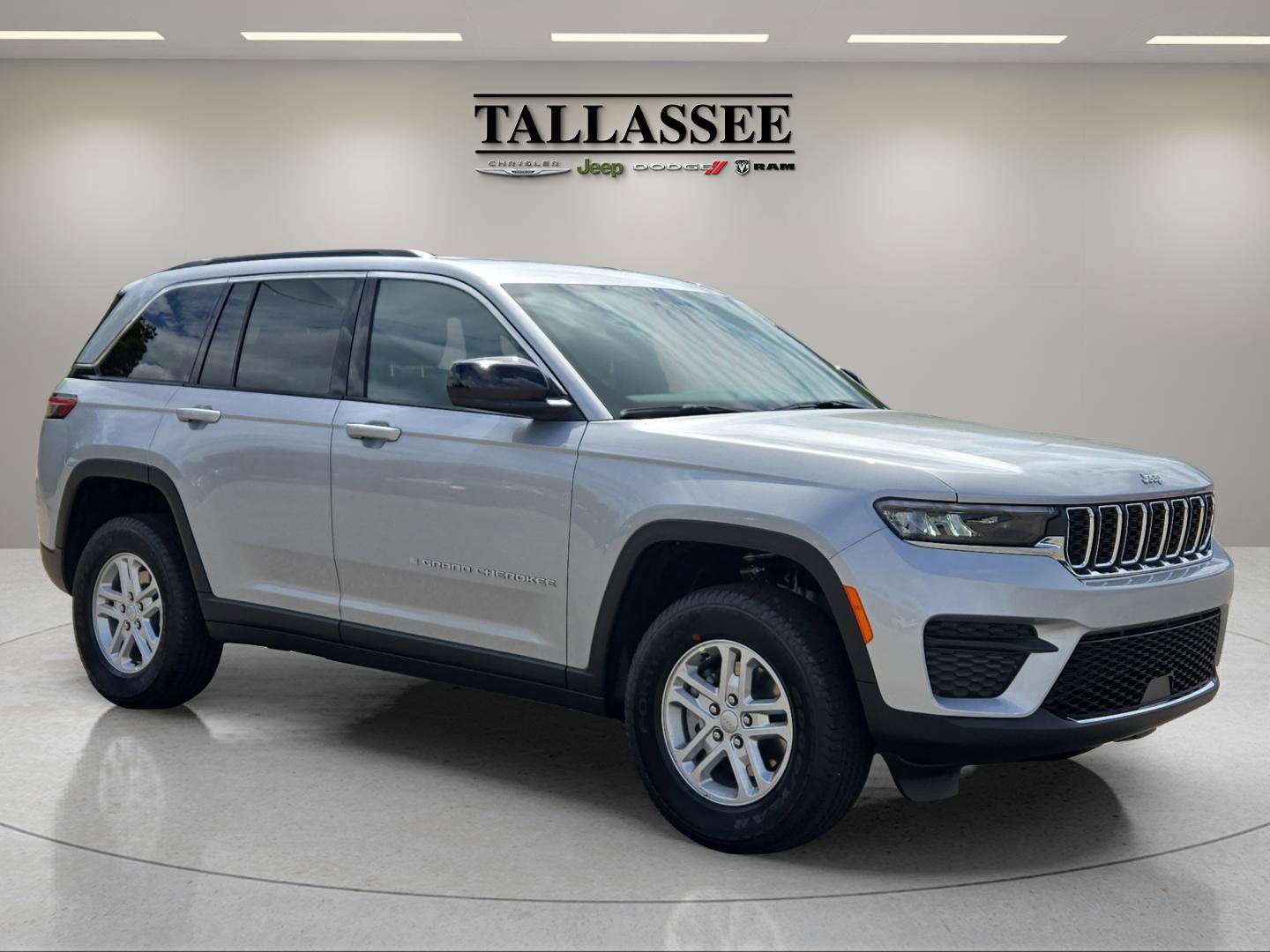 2025 Jeep Grand Cherokee Laredo photo 2
