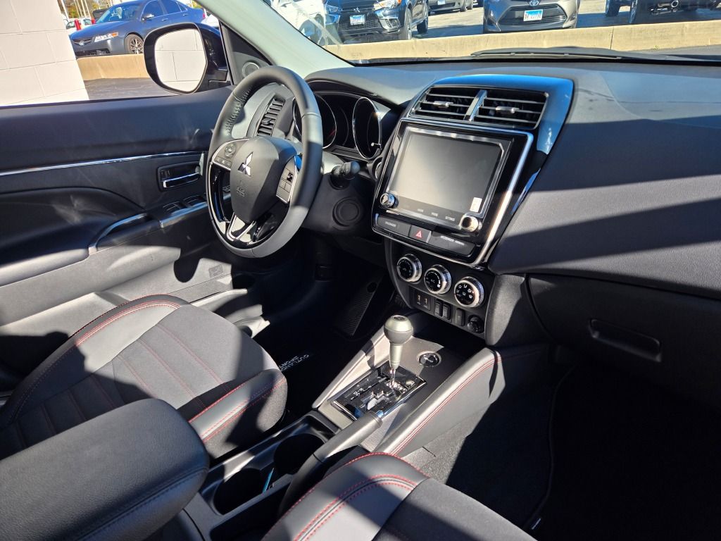 2025 Mitsubishi Outlander Sport SE photo 3