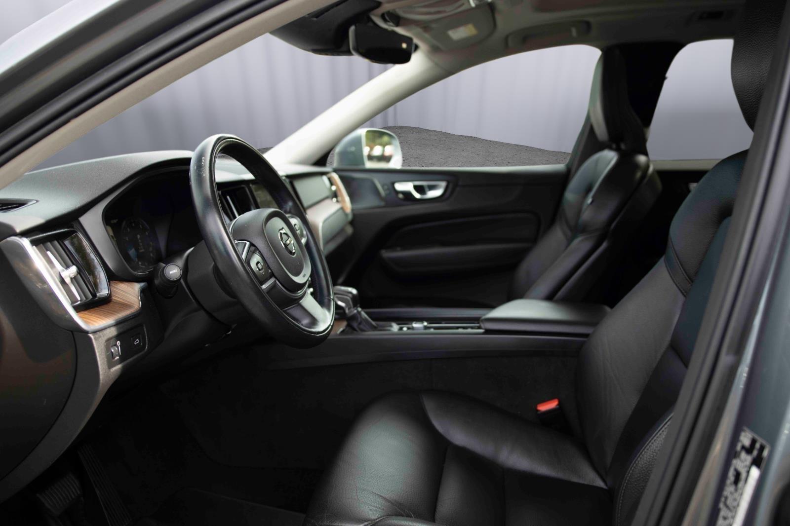 2021 Volvo XC60 Momentum photo 2