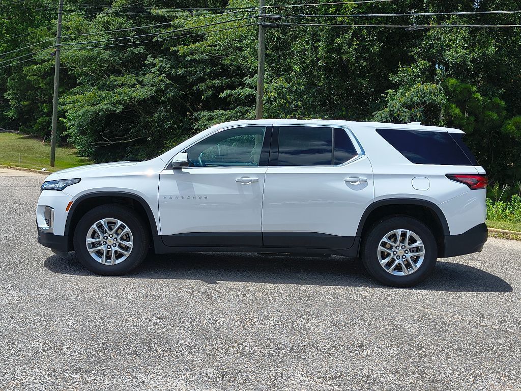 2022 Chevrolet Traverse LS photo 2