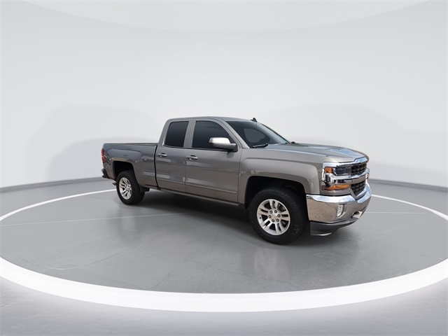 2017 Chevrolet Silverado 1500 LT photo 2