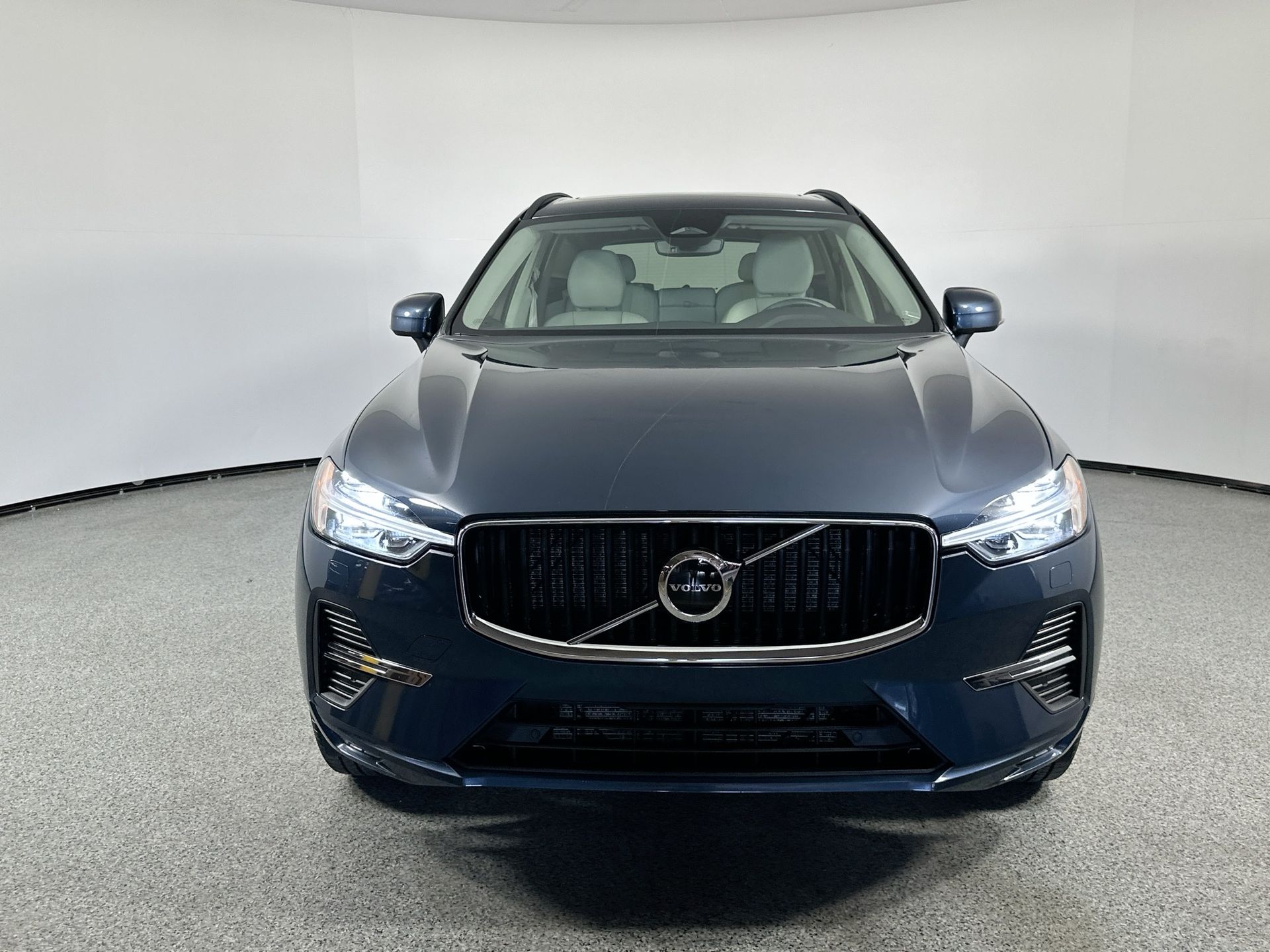 2023 Volvo XC60 B5 Core photo 2