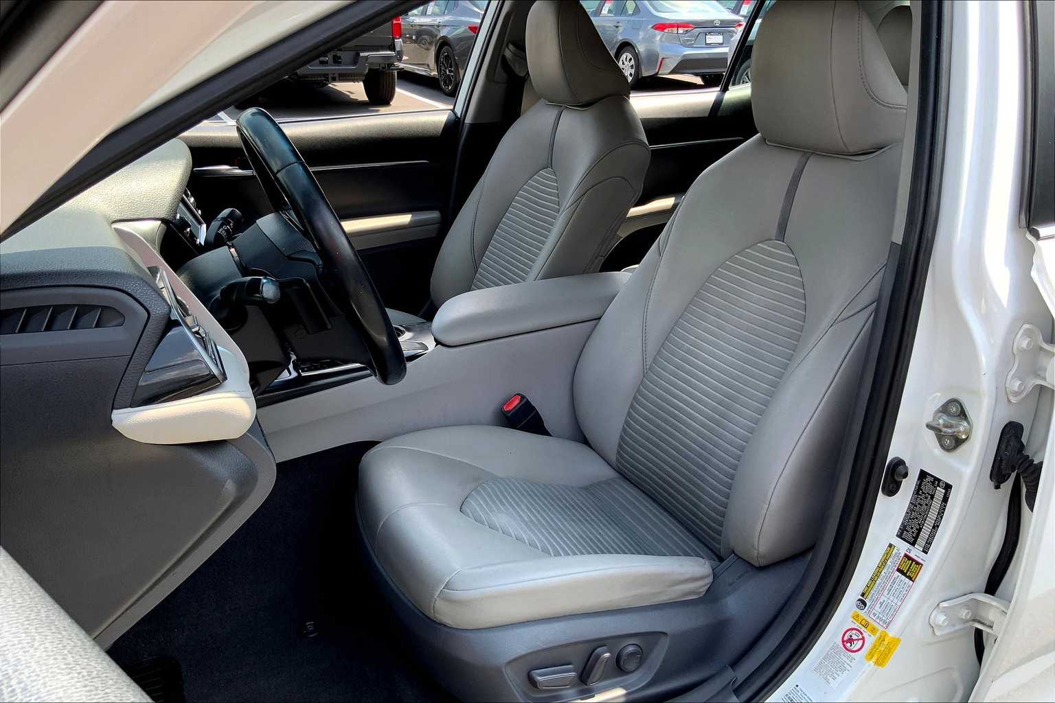 2019 Toyota Camry SE photo 7