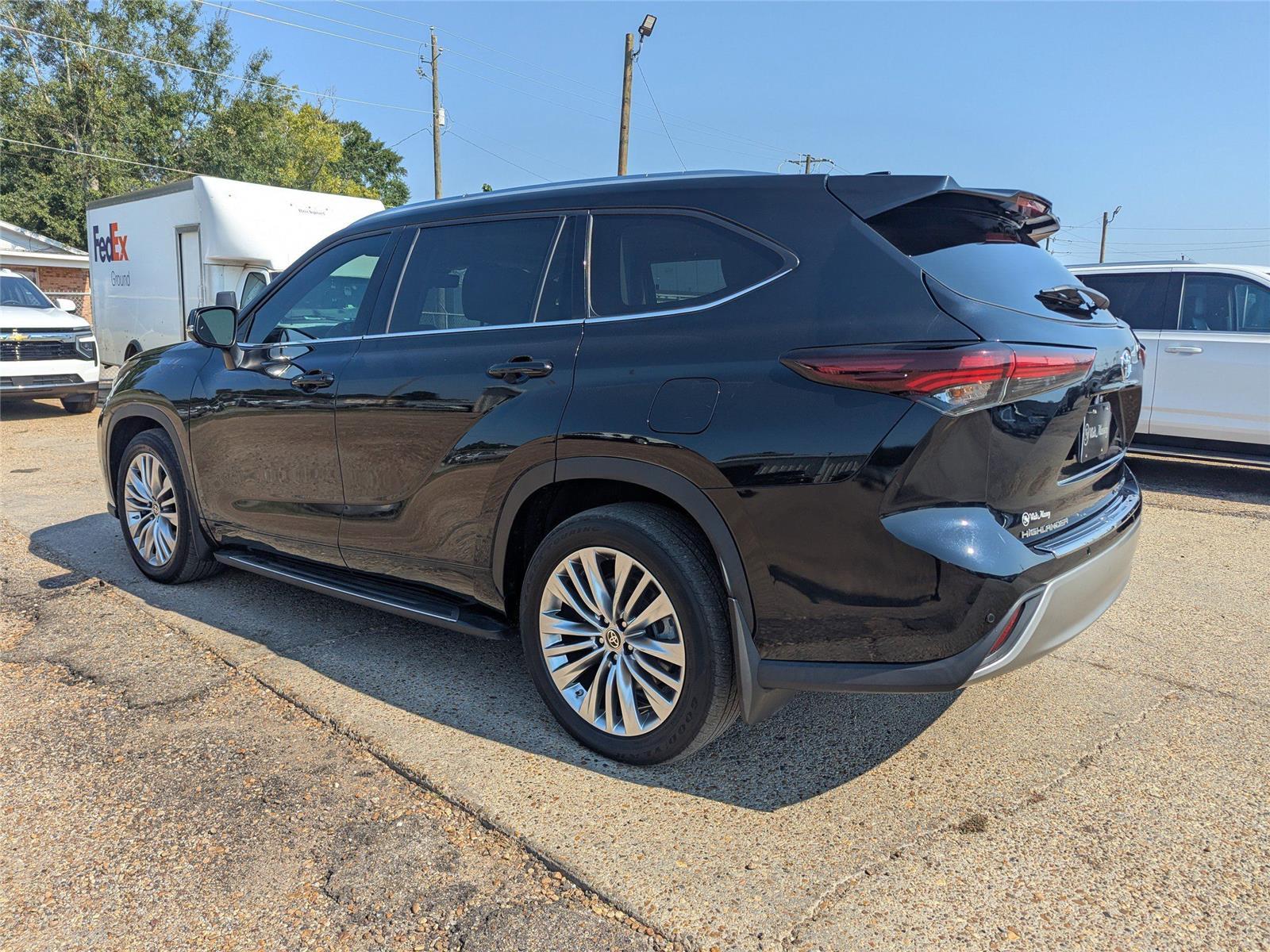 2024 Toyota Highlander LE photo 3