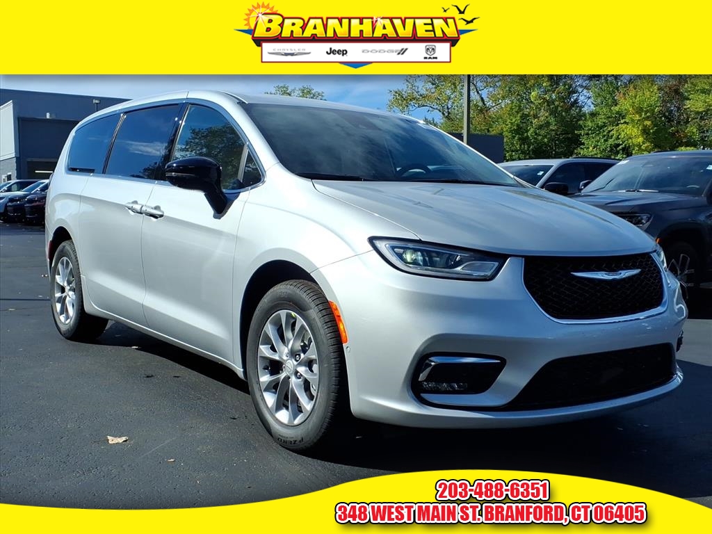 2026 Chrysler Pacifica Select's photo