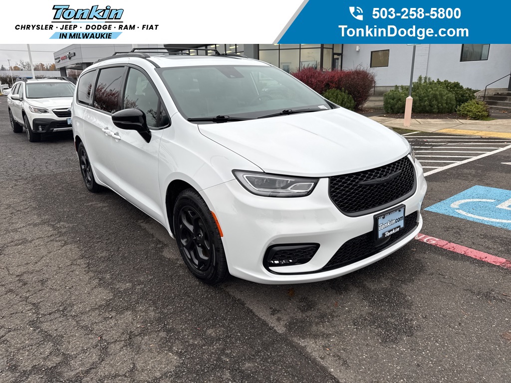 2023 Chrysler Pacifica Hybrid Limited's photo