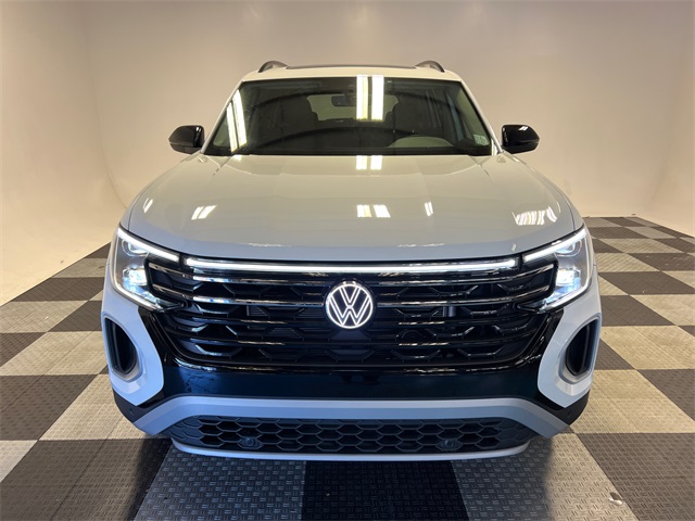 2025 Volkswagen Atlas Peak Edition SE photo 2