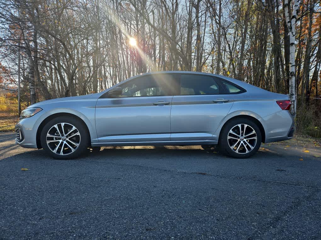 2022 Volkswagen Jetta Sport photo 2