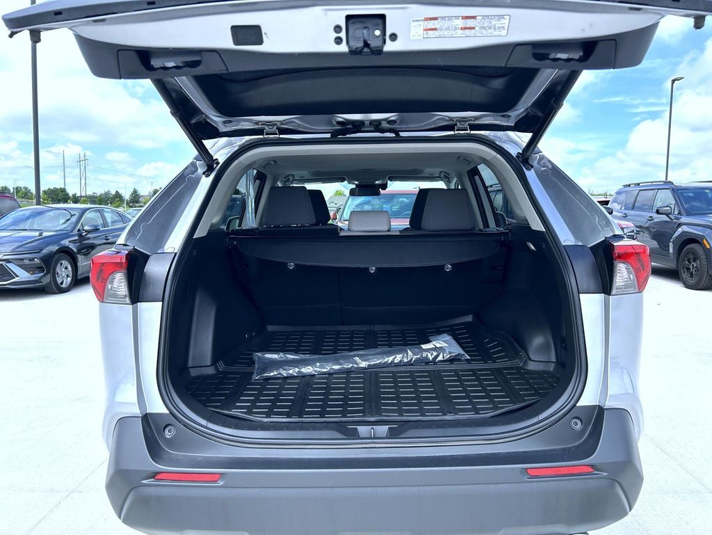 2023 Toyota RAV4 XLE photo 9