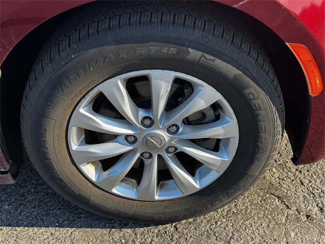 2017 Chrysler Pacifica Touring L photo 9