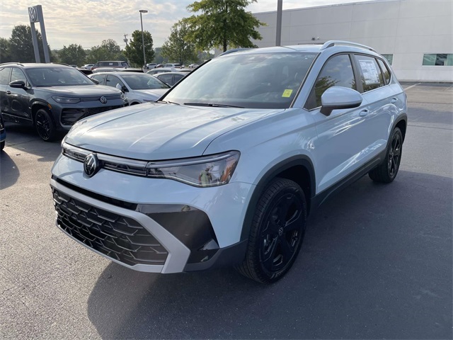 2025 Volkswagen Taos SEL photo 2