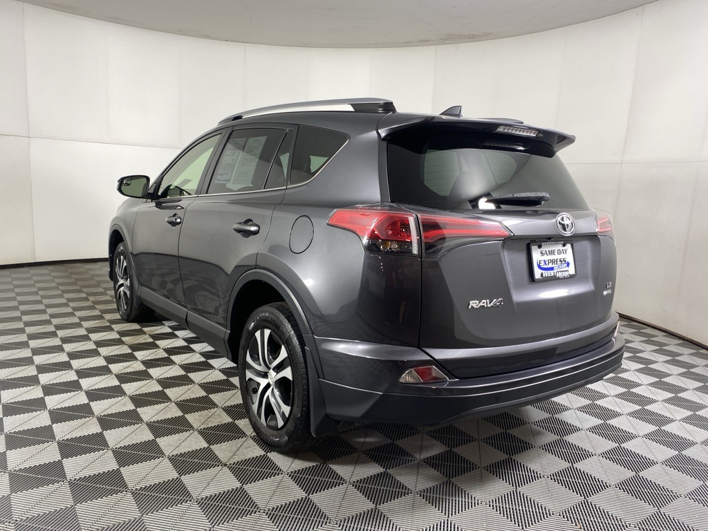 2018 Toyota RAV4 LE photo 6