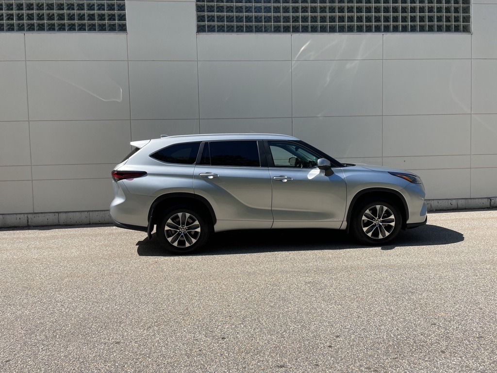 2025 Toyota Highlander Hybrid XLE photo 3