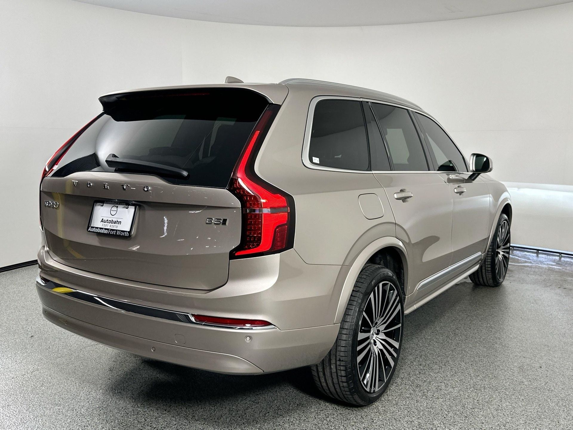 2026 Volvo XC90 B5 Core photo 2